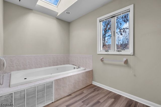 1 Holmes Ct, Bridgewater Twp., NJ 08807