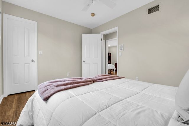 1 Holmes Ct, Bridgewater Twp., NJ 08807