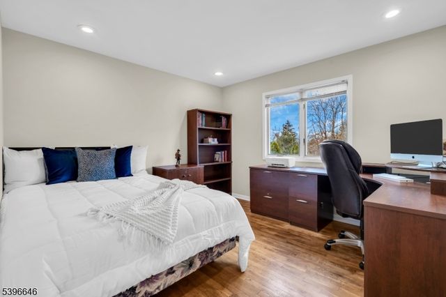 1 Holmes Ct, Bridgewater Twp., NJ 08807