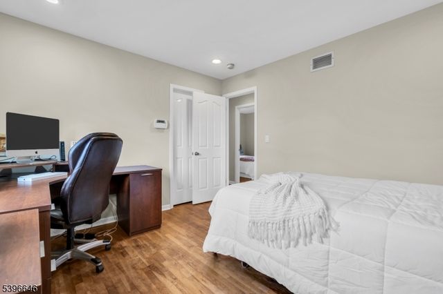 1 Holmes Ct, Bridgewater Twp., NJ 08807