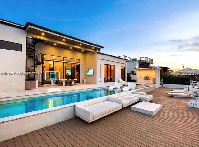 2225 NE 19th St, Fort Lauderdale, FL 33305