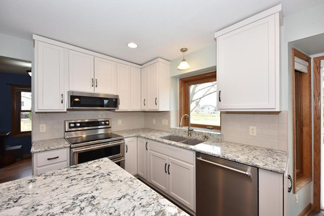 N105W16136 Brook Hollow DRIVE, Germantown, WI 53022