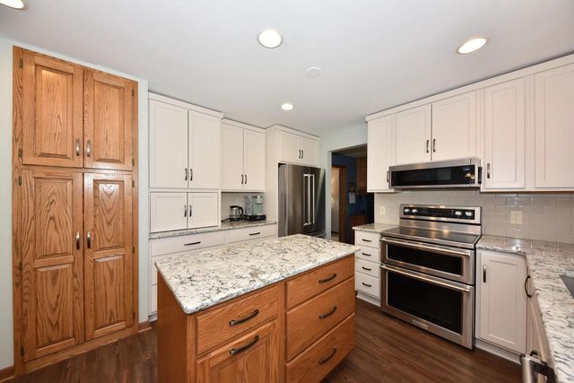 N105W16136 Brook Hollow DRIVE, Germantown, WI 53022