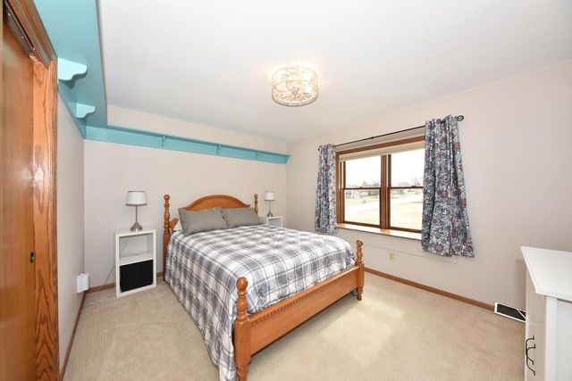 N105W16136 Brook Hollow DRIVE, Germantown, WI 53022