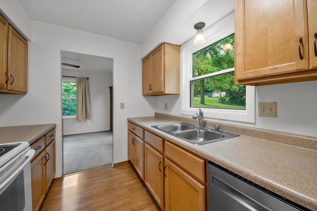 21120 Sierra DRIVE, Brookfield, WI 53045