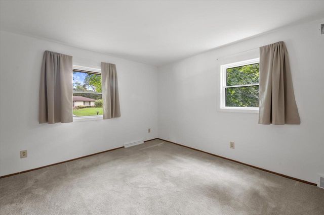 21120 Sierra DRIVE, Brookfield, WI 53045