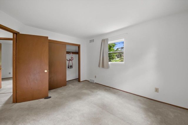 21120 Sierra DRIVE, Brookfield, WI 53045