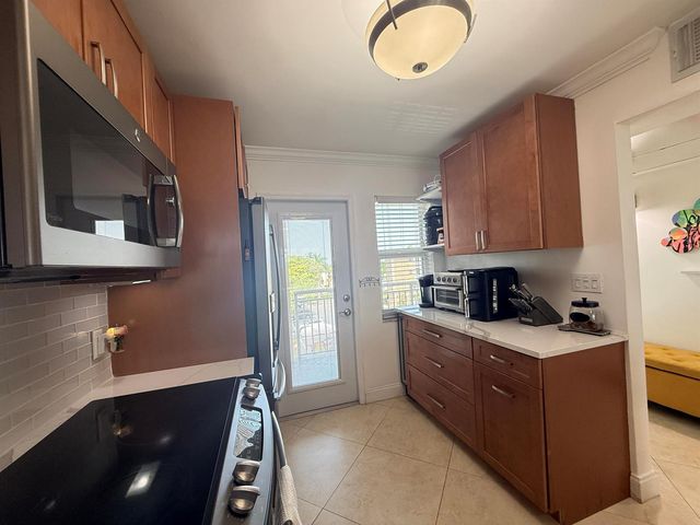 3180 NE 48th Court 406, Lighthouse Point, FL 33064
