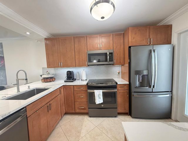 3180 NE 48th Court 406, Lighthouse Point, FL 33064