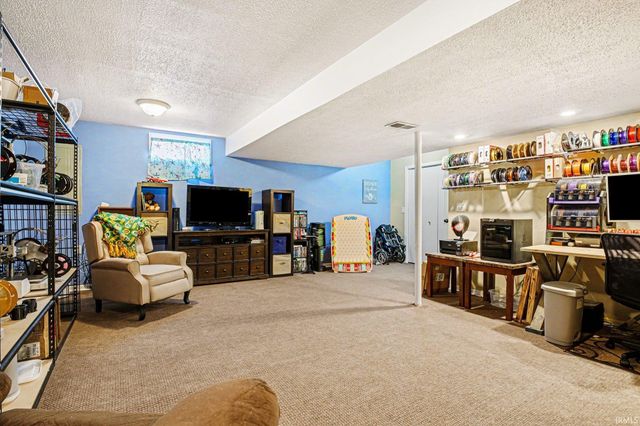 1809 Elizabethan Court, South Bend, IN 46614