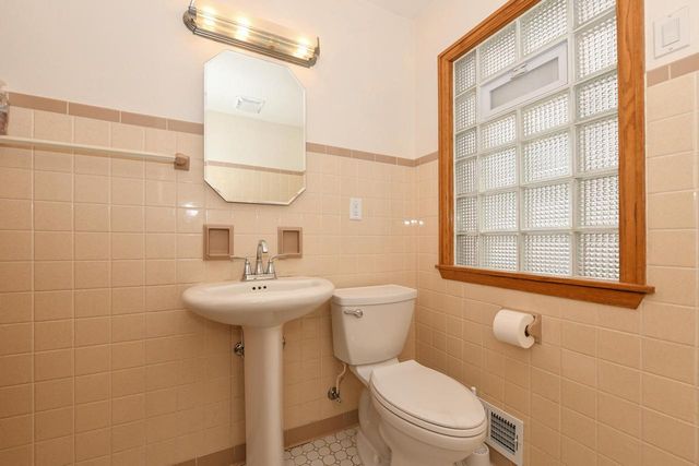 3945 E Layton AVENUE, Cudahy, WI 53110