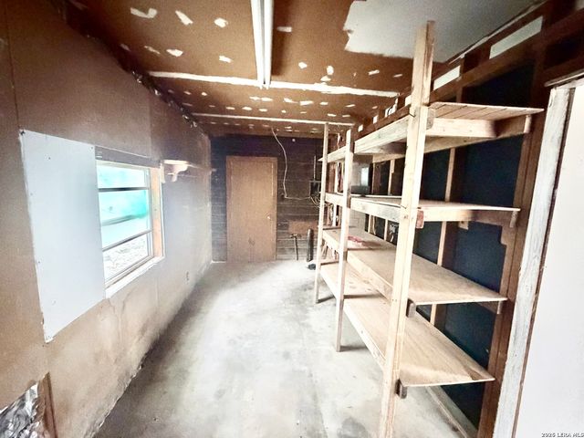 786 39th, Lakehills, TX 78063