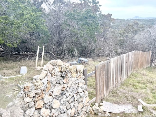 786 39th, Lakehills, TX 78063