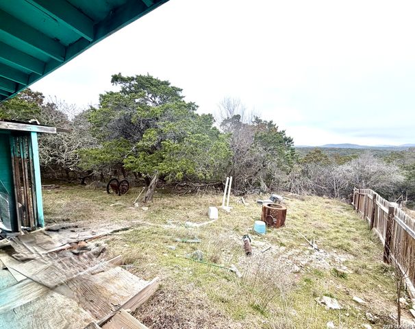 786 39th, Lakehills, TX 78063