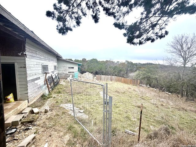 786 39th, Lakehills, TX 78063