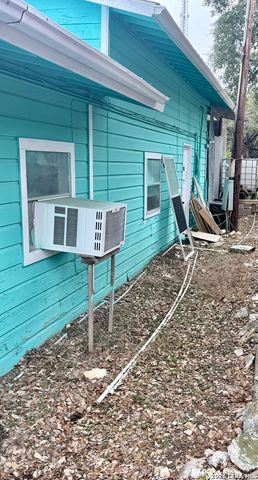 786 39th, Lakehills, TX 78063