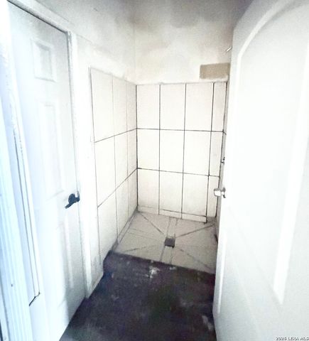 786 39th, Lakehills, TX 78063