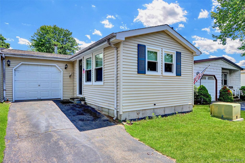 164 Village Circle W, Manorville, NY 11949