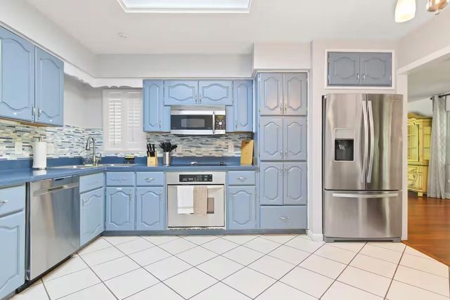 2102 W KYRA DRIVE, Tampa, FL 33612