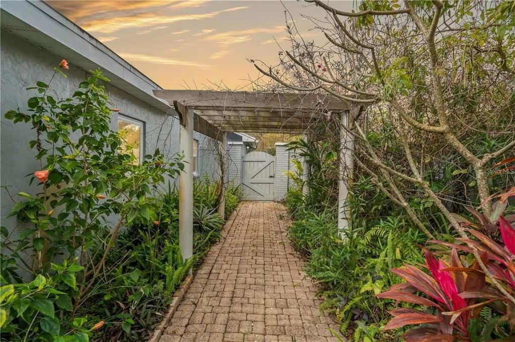 Image 34 of property listing at 2102 W KYRA DRIVE, Tampa, FL 33612