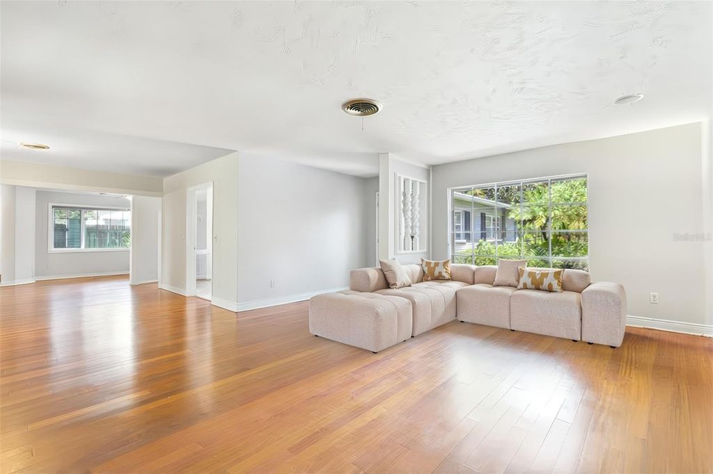 Image 8 of property listing at 2102 W KYRA DRIVE, Tampa, FL 33612