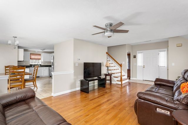 18 Palomino Dr, Franklin, MA 02038