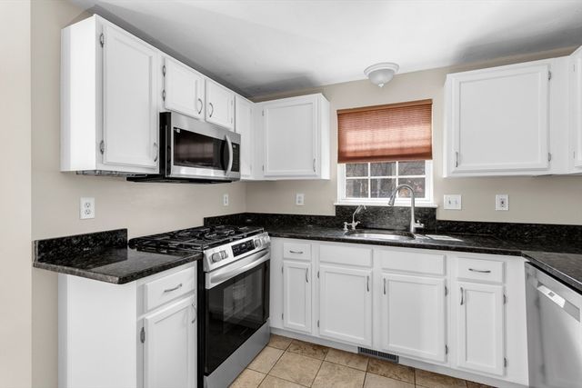 18 Palomino Dr, Franklin, MA 02038