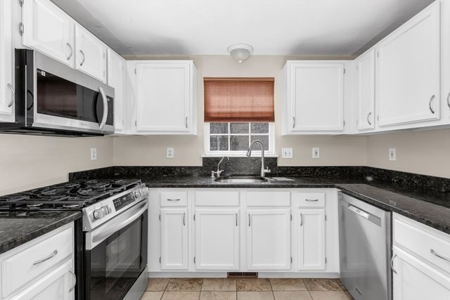 18 Palomino Dr, Franklin, MA 02038