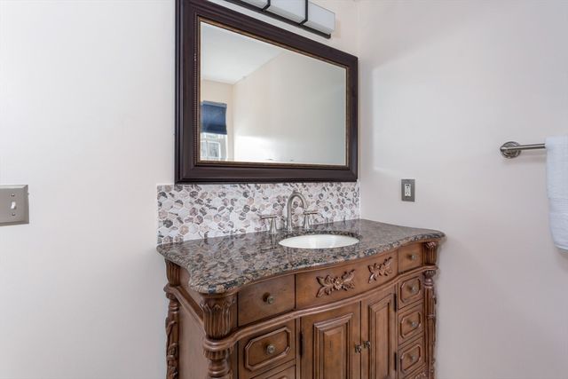 18 Palomino Dr, Franklin, MA 02038