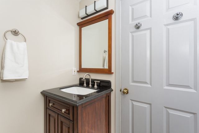 18 Palomino Dr, Franklin, MA 02038