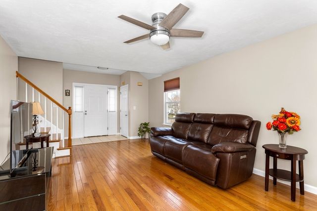 18 Palomino Dr, Franklin, MA 02038