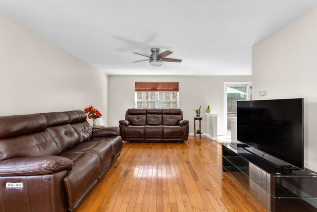 18 Palomino Dr, Franklin, MA 02038