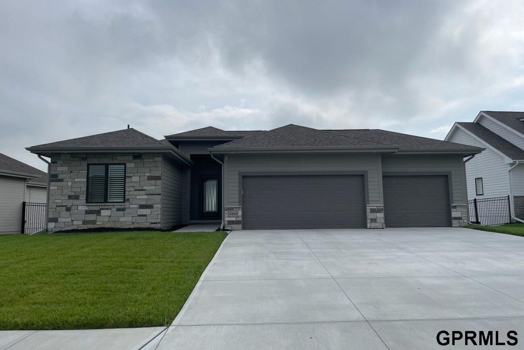 11905 S 110Th Street, Papillion, NE 68046