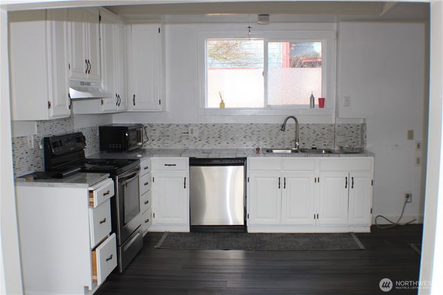 1224 4th St, Cosmopolis, WA 98537