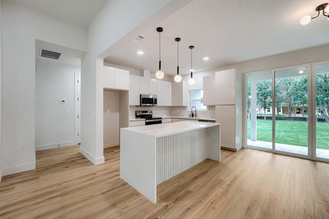 137 E Pauwela LN, Bastrop, TX 78602