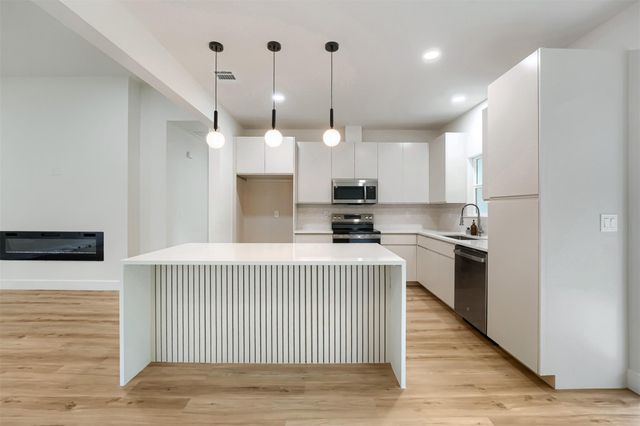 137 E Pauwela LN, Bastrop, TX 78602