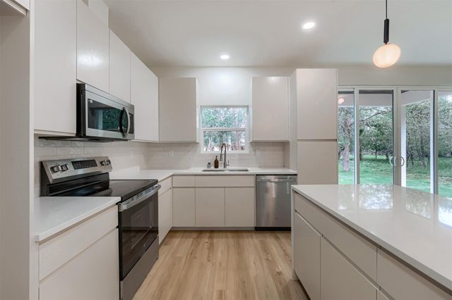 137 E Pauwela LN, Bastrop, TX 78602