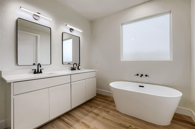 137 E Pauwela LN, Bastrop, TX 78602