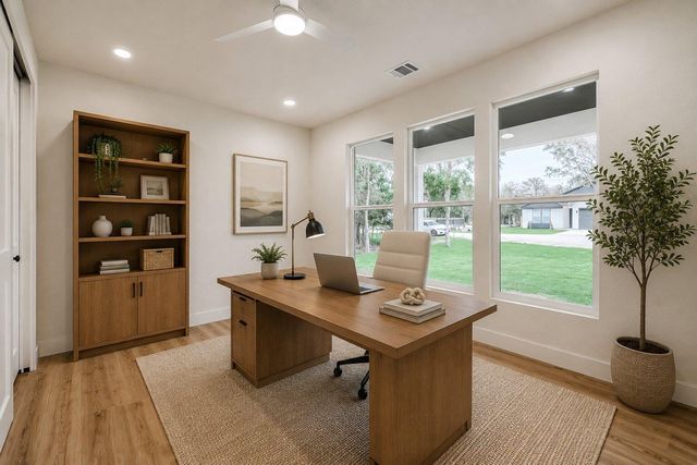 137 E Pauwela LN, Bastrop, TX 78602