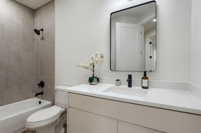 137 E Pauwela LN, Bastrop, TX 78602