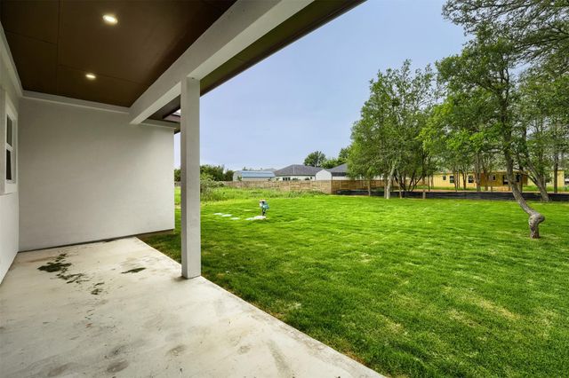 137 E Pauwela LN, Bastrop, TX 78602