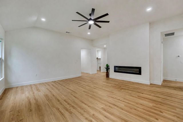 137 E Pauwela LN, Bastrop, TX 78602