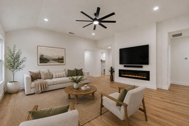 137 E Pauwela LN, Bastrop, TX 78602