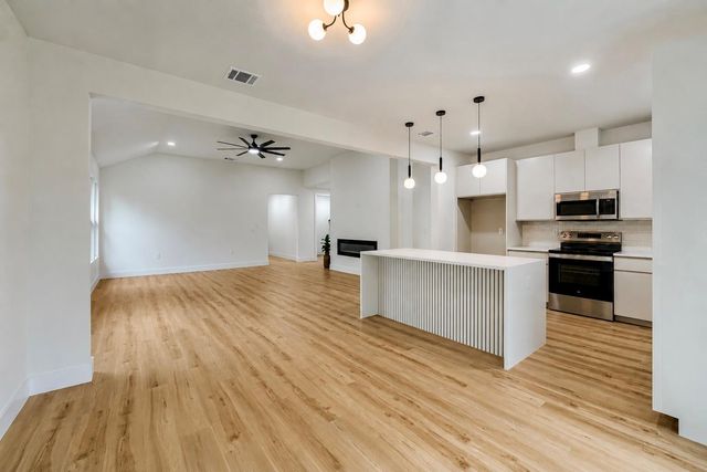 137 E Pauwela LN, Bastrop, TX 78602