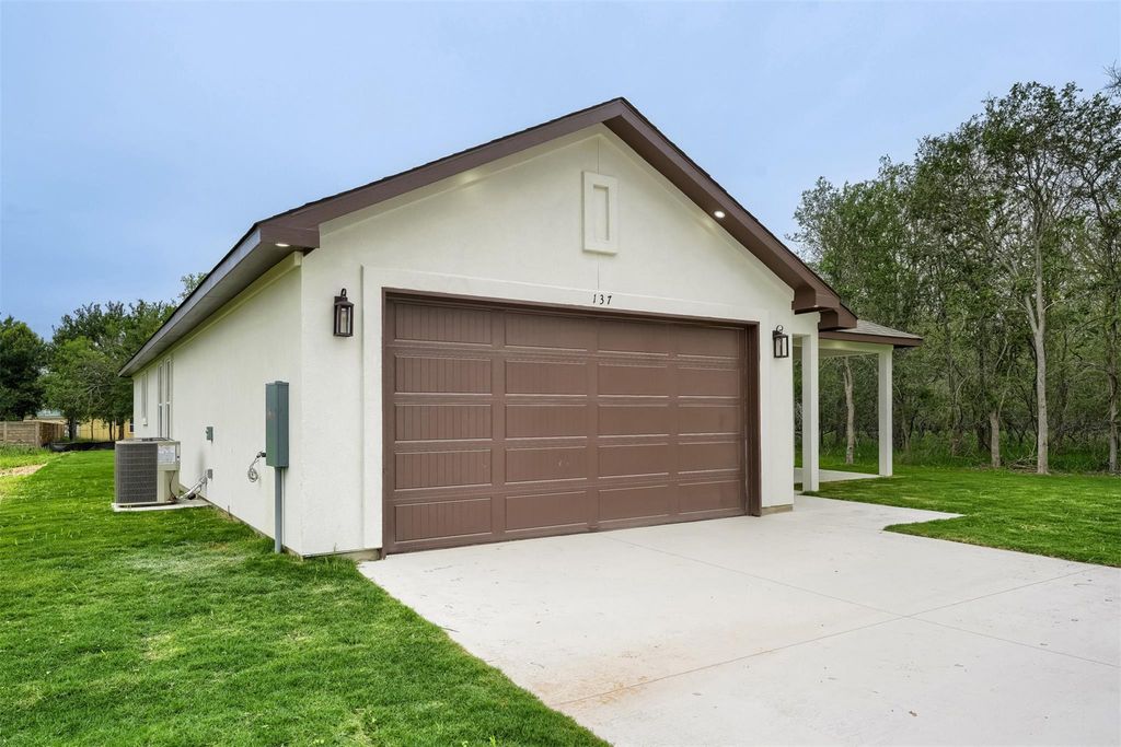 137 E Pauwela LN, Bastrop, TX 78602