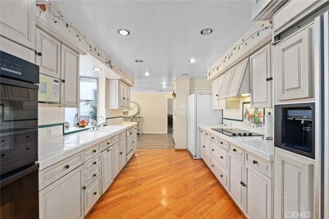 1127 W Foothill Boulevard, Arcadia, CA 91006