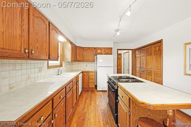 12429 Moceri Drive, Grand Blanc, MI 48439