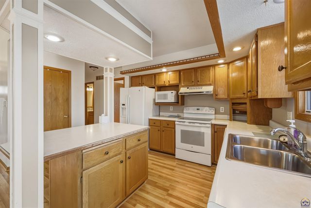 3540 SW Willow Brook DR, Topeka, KS 66614