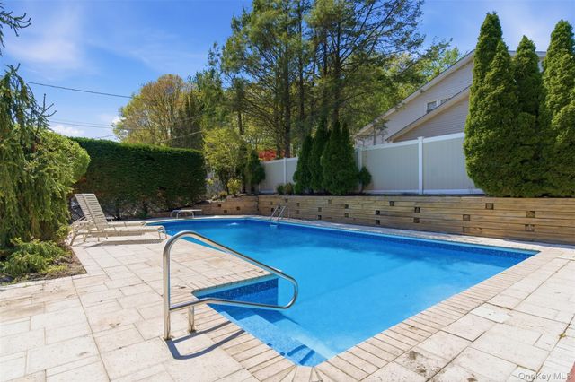 16 Amherst Lane, Smithtown, NY 11787