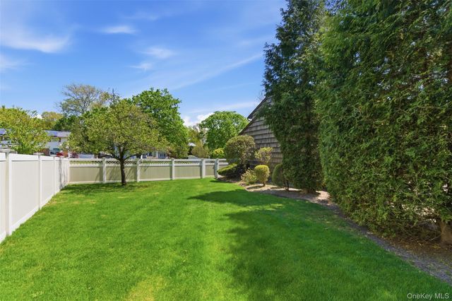 16 Amherst Lane, Smithtown, NY 11787